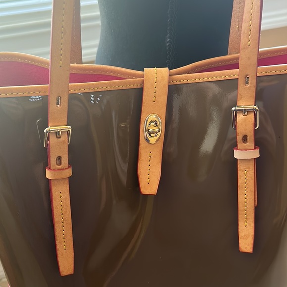 Dooney & Bourke large patent chocolate Bag. - Picture 5 of 14